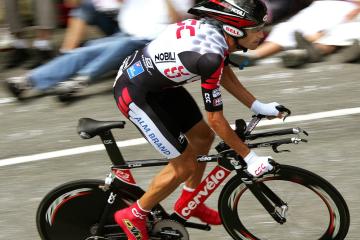 开云体育下载-F1新赛季揭幕战之夜，乔治·拉塞尔如何一手掌控巴林赛场的命运？