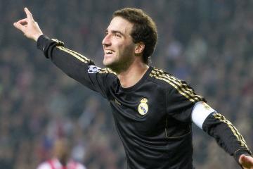 开云体育官方网站-赛场双面镜，当横扫风暴遇见熔铸二十七冠的坚守