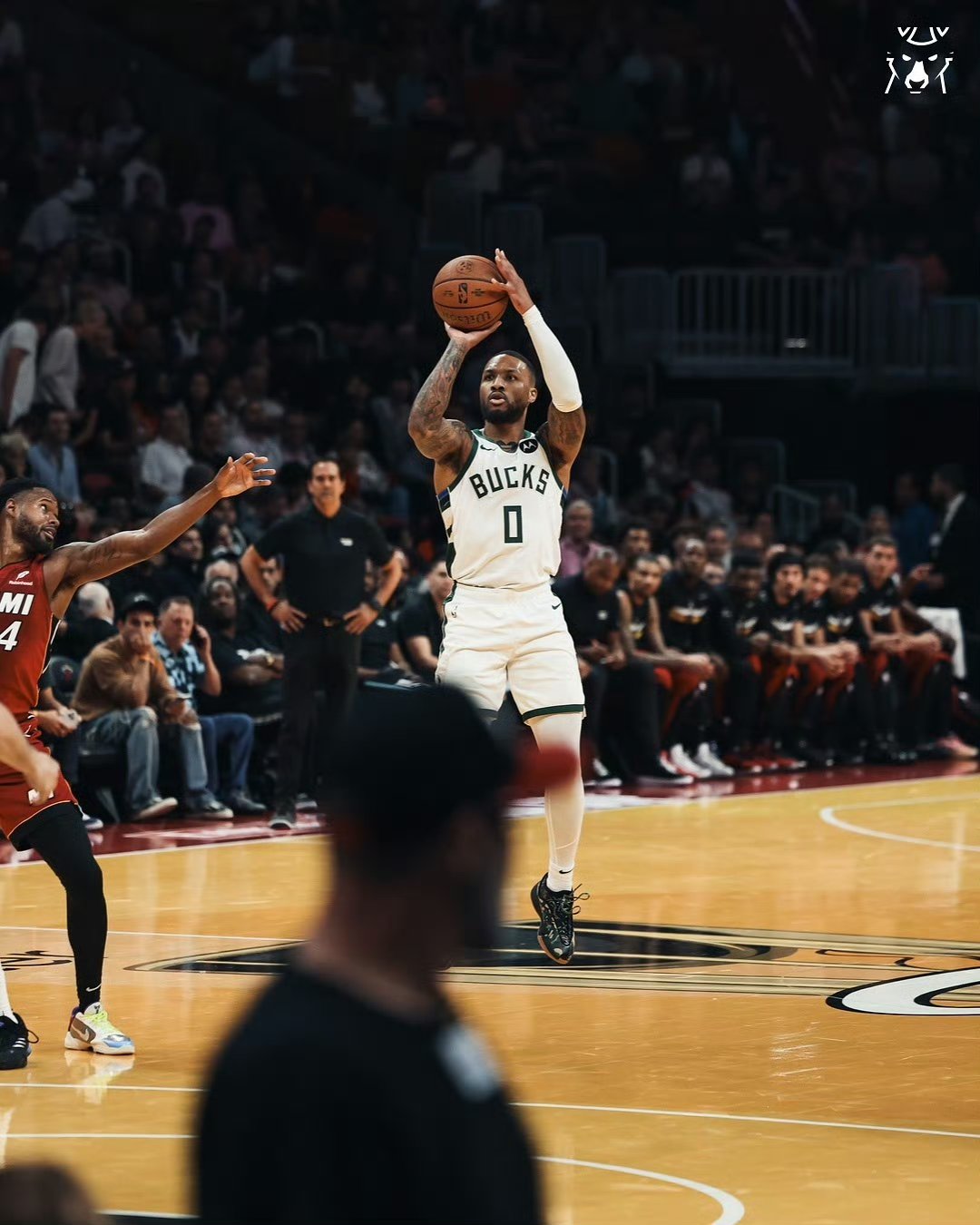 开云体育APP下载-热火队再度战胜雄鹿队，东部决赛再添胜利