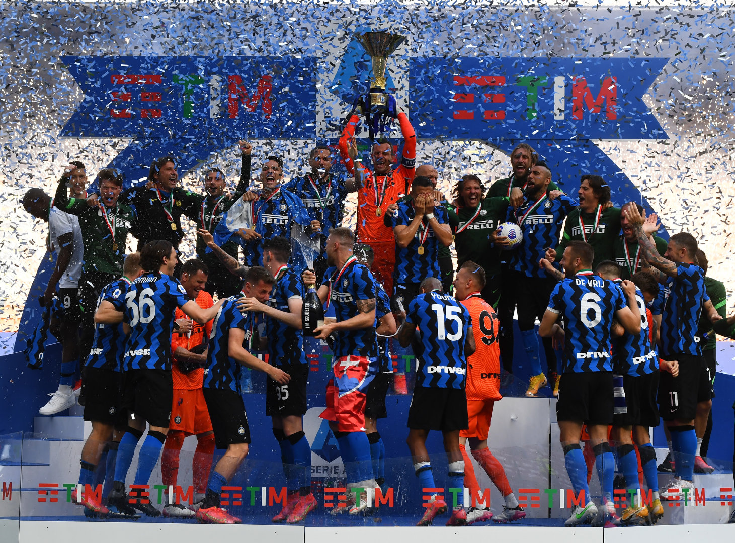 开云体育平台APP-意大利联赛揭幕战火爆,球迷热情助威