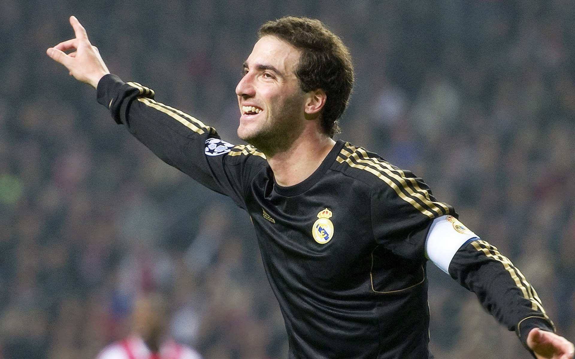 开云体育官方网站-赛场双面镜，当横扫风暴遇见熔铸二十七冠的坚守